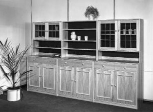 Anbauwand : Berlin. VEB Möbelkombinat Berlin (MKB). Hausmesse, 1986. Anbauwand. Holz, folienbeschichtet in Kiefernholzoptik (1986; VEB Möbelkombinat Berlin (MKB))