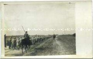 Marsch französischer Kriegsgefangener in der Champagne