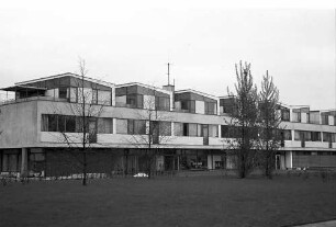 Berlin: Interbau; Dreigeschosswohnhaus; Gartenfront; Architekt Baumgarten