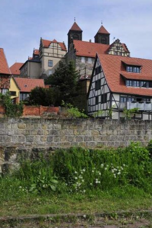 Quedlinburg - Stiftskirche : Stiftskirche und Stadtmauer, aufgenommen am 26. April 2014 in Quedlinburg. Foto Uwe Gerig