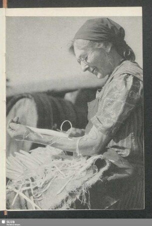 Oma putzt Spargel