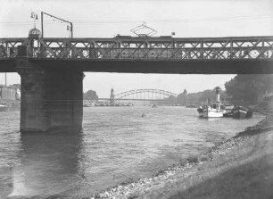 Magdeburg: Elbbrücke, Vordergrund Straßenbahn auf Brücke