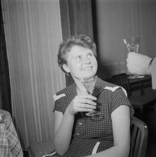 Feier mit Fritz Jensen und Fritz Schälike : Frau mit Weinglas