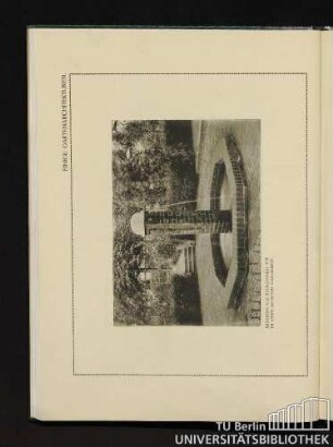Brunnen aus Backsteinen im gepflasterten Gartenhof.