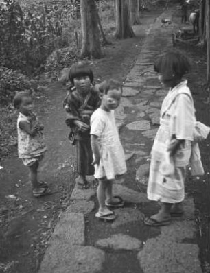 Kindergruppe (vielleicht in Yamanakako-mura) : Ansicht auf einem Weg mit Trittsteinen