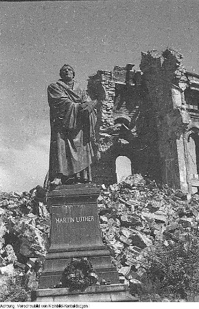 Dresden, Neumarkt, wieder aufgerichtetes Martin-Luther-Denkmal vor der Ruine der Frauenkirche, Februar 1955