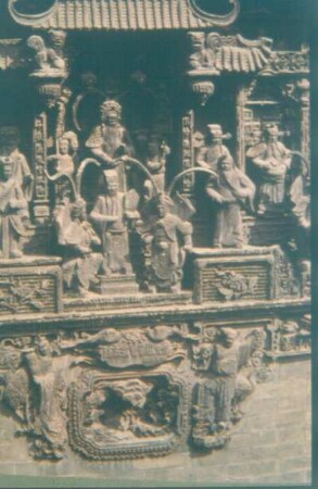 Guangzhou (Kanton). Ahnentempel der Familie Chen. Steinmetzarbeiten, Geschichtsszenen darstellend