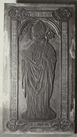 Grabplatte mit der Figur eines Bischofs von Schönberg