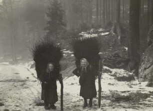 Holzsammlerinnen : Sächsische Schweiz. Zwei Holzsammlerinnen mit Reißigbündeln im winterlichen Wald.