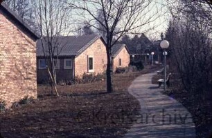 Kreisaltenheim [Ahrensburg]: Reeshoop: Gebäude, Grünanlage, Weg, Ruhebänke