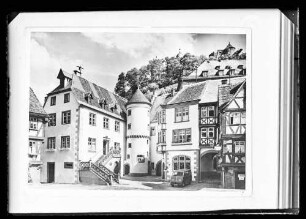Grafschaftsmuseum bzw. ehemaliges Rathaus mit Treppe, Turm und Vorplatz und Schuhwaren Karl Dreßler