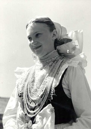 Brautjungfer aus Crostwitz : Kleidung - katholische Tracht. Ort: Chrósćicy / Crostwitz. Brautjungfer (družka). Fronleichnam 1936.