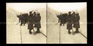 Russische Kriegsgefangene räumen die Bahnstrecke