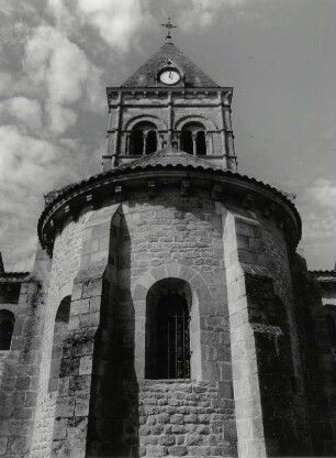 Kirche, Apsis und Kirchturm in Varenne l'Arconce