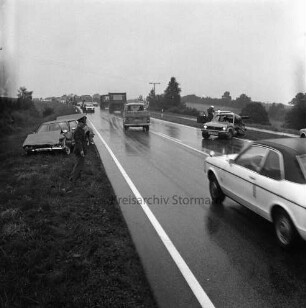 B 404: bei Nütschau: Verkehrsunfall: auf Kreuzung zwischen Travenberg und Nütschau: Zusammenstoß von zwei Pkws: an den Straßenrändern beide Unfallwagen, Polizisten, Polizeiwagen: durchfahrende Pkws und Lkws: nasse Fahrbahn: Stromleitung