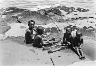 Kinder am Strand : Aufnahme mehrerer Kinder am Strand des Mbini