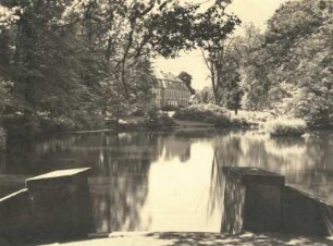 Gaußig, Schloss, Blick vom Park über den Teich zum Schloss