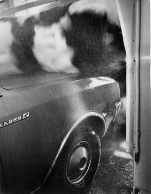 Ein Opel-Rekord in der Auto-Waschanlage