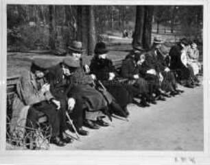 Menschen auf Parkbänken