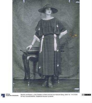 Lydia Sawitzky in Kleid und Hut von Hansen Bang