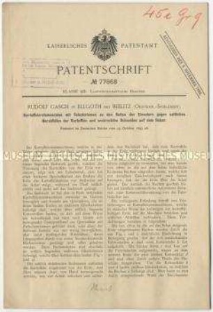 Patentschrift einer Kartoffelerntemaschine mit Schutzriemen zu den Seiten des Elevators gegen seitliches Herabfallen der Kartoffeln und senkrechtem Schneiden auf dem Schar, Patent-Nr. 77868