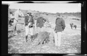 Fort Monte Arruit (südwestliche Selouane, Marokko): Major Espinosa mit dem Wildschwein einer Feldwache [des spanischen 8. Kavallerie-Regiments "Lusitania"] in hellgestreifter Uniformhose, dunkler Uniformjacke und mit Tropenhelm bzw. niedriger, runder Feldmütze