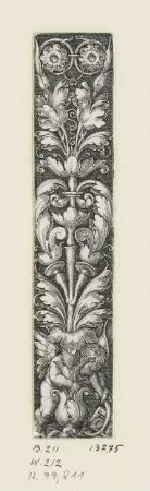 Ornament mit Genius und Horn hinter einer Ranke