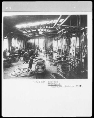 Arbeiter in einem Stahlwerk in Krefeld