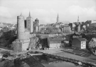 Bautzen. Altstadt mit Alter Wasserkunst, Michaeliskirche, Dom St. Petri und Rathausturm. Blick von der Friedensbrücke