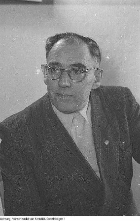 Dresden. Arno Schönherr, Vorsitzender der Stadtparteikontrollkommission, 1954
