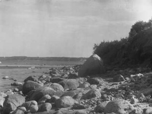 Steilküste : Steilküste an der Ostsee auf der Halbinsel Samland. Im Vordergrund Felsen.