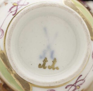 Becher mit Unterschale Chinoiserie — Porzellanmarke