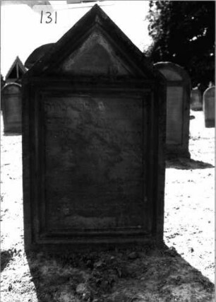 Grabstein 131 (Index: 99798071) Material: Sandstein, rot Zustand: leicht verwittert Maße HxBxT: 139x70x15 cm Beschreibung: Stele; Giebel: Grabstein 131