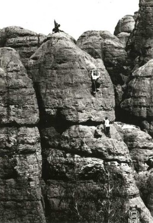 Sächsische Schweiz, Schrammsteine. Spitzer Turm. Seilschaft Bruno Henning im oberen Teil der Löschnerwand (Südwand, IV)