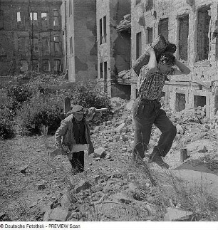 Dresden. Einwohner bei der Holzbeschaffung aus Ruinen