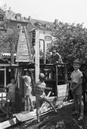 Zürich?. Freizeitanlage für Kinder (?). Kinder beim Klettern auf dem Spielplatz