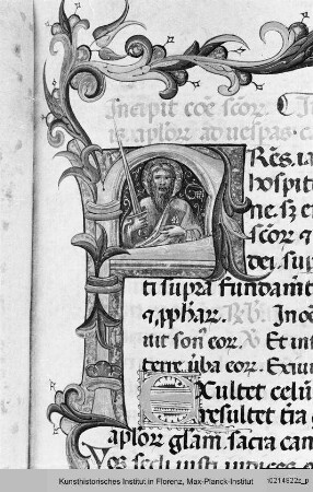 Breviarium nach den Regeln des Heiligen Benedikt : Buchseite mit Randbordüre, Text, historisierter Initiale F mit dem Apostel Paulus