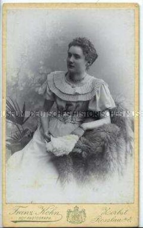 Junge Frau im eleganten Abendkleid, Carte de Visite