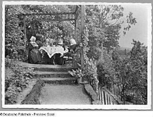 Diakonissenerholungsheim "Haus Böhme" : Diakonissen beim Kaffeetrinken im Garten des Diakonissenerholungsheimes "Haus Böhme"