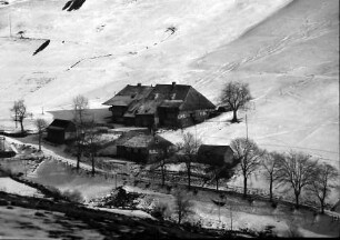 Todtnauberg: Schwarzwaldhaus im Tal; von oben gesehen