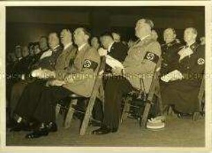 Adolf Hitler bei der Eröffnung der Automobilausstellung
