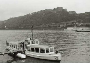 Koblenz, Rhein und Festung Ehrenbreitstein, Ansicht von Südwesten mit linksrheinischem Fähranleger und Fähre
