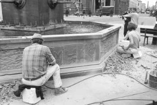 Großherzog-Ludwig-Denkmal auf dem Karlsruher Marktplatz. Ersetzung von sieben Reliefs am Brunnenbecken durch Epoxydharzabgüsse