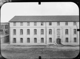 Veilsdorf-Kloster Veilsdorf. Porzellanfabrik (Gründung 1760). Eingangsseite