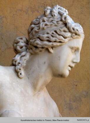 Ergänzungen der Statue: Kopf der Aphrodite (nach griechischem Original des 2. Jh. v. Chr.) - Sitzende Venus mit Amor