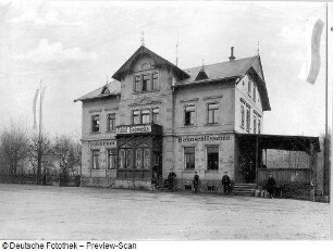 Niederwartha (Dresden-Niederwartha). Restaurant Bahnschlösschen. Straßenansicht