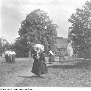 Straßenbild mit Spreewälderin in Tracht