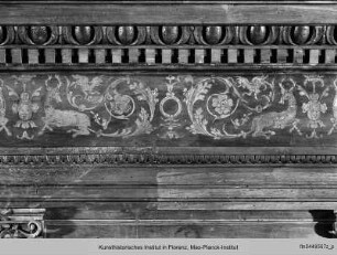 Fragment des Chorgestühls mit Hirschen, den Wappentieren der Corbinelli