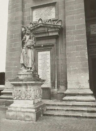 Apostel Petrus (Statue) : Statue des Apostels Petrus vor der Pfarrkirche St. Marija Assunta