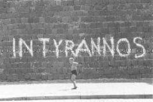 Kind an der Berliner Mauer